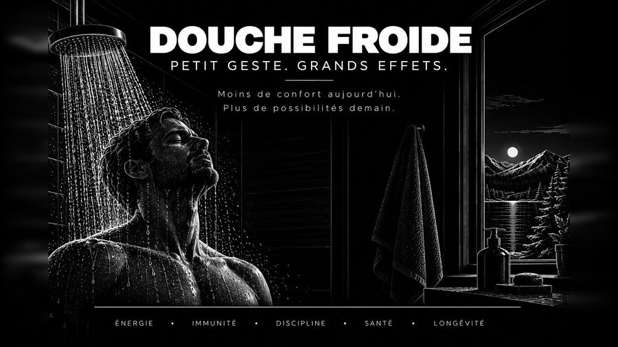 Un homme sous une douche froide, tête levée, dans une salle de bain sombre ouverte sur un paysage nocturne